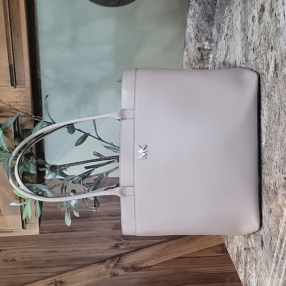 Michael Kors Handbags - Michael Kors 16x11 EUC Maddie Nude Saffiano Leather Large Shoulder Tote